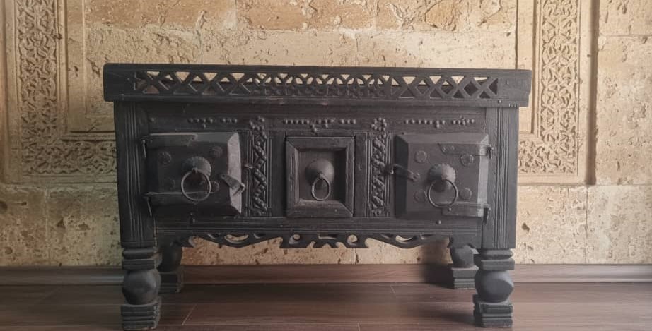 طاولة خشب نحت شغل قديم 3 خزنات